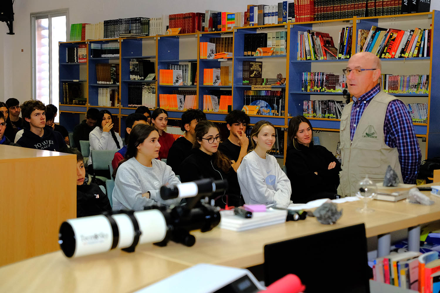 Charla de Grunsber sobre astronomía en el IES Monterroso de Estepona