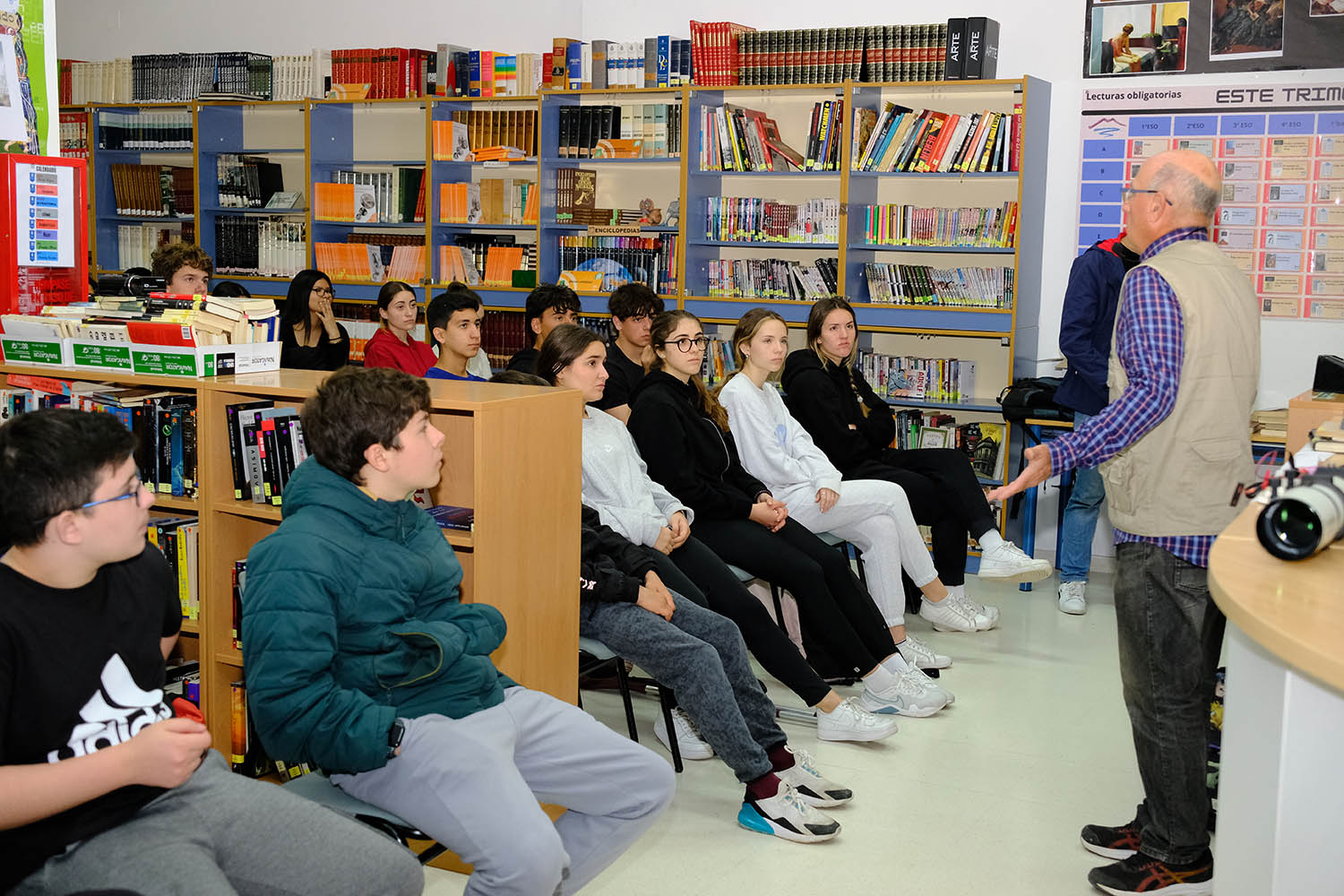 Charla de Grunsber sobre astronomía en el IES Monterroso de Estepona