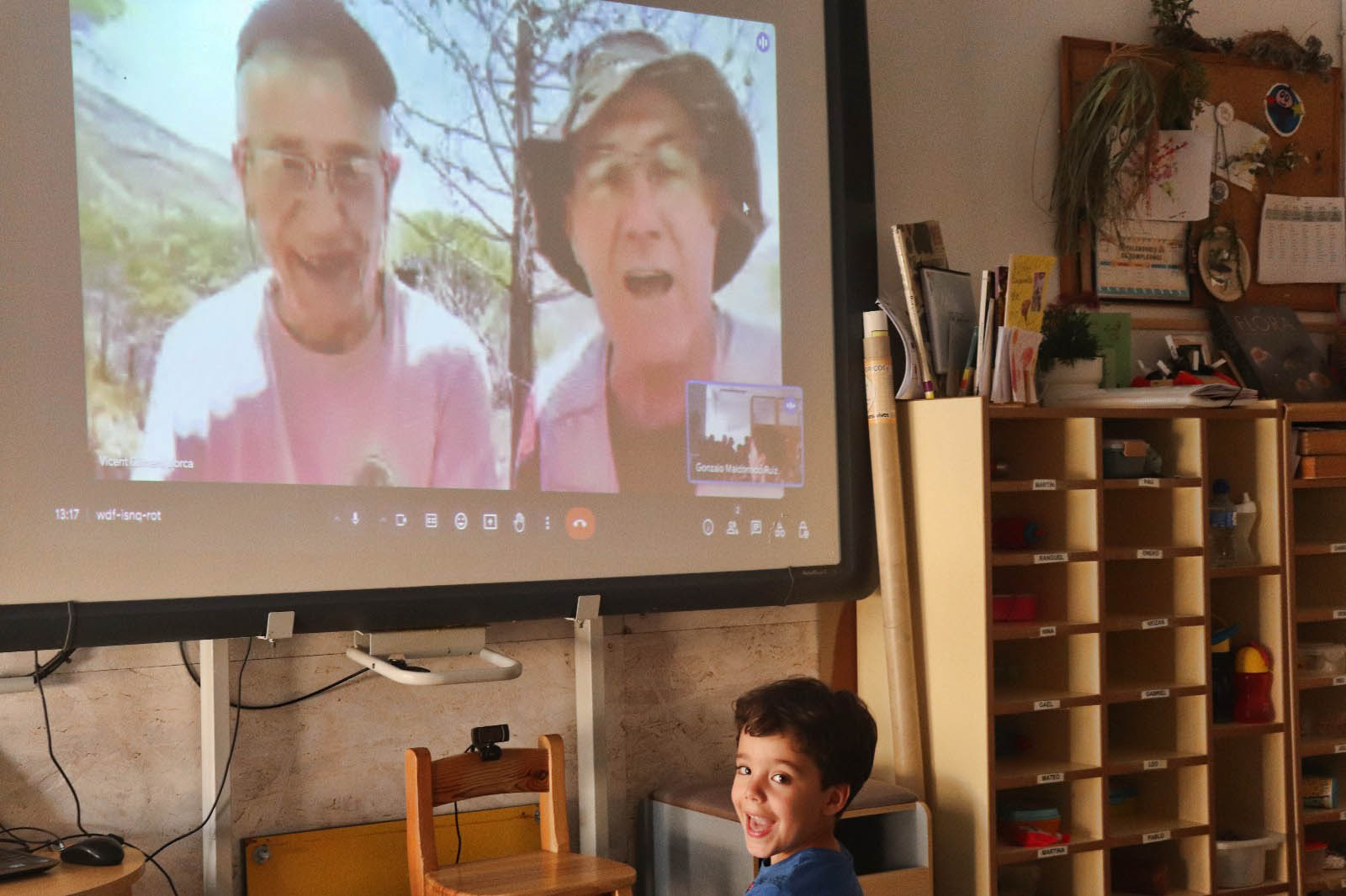 Niños y niñas de 5 años del colegio El Gracia de Málaga se reúnen con Grunsber para saber más sobre Pogonocherus pepa