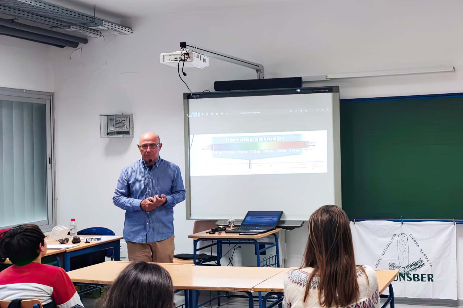 Charla sobre astronomía en el IES Puerta del Mar (Estepona)